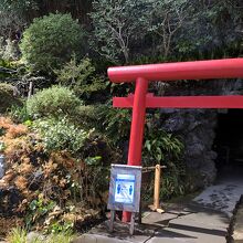 弁天窟　中は狭いし暗いです。