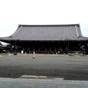 烏丸通り側に、東本願寺に入る門がありました。