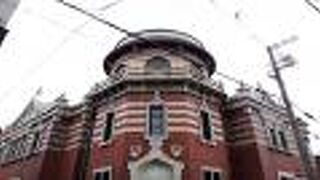 赤いレンガ造りの洋風の建物です。