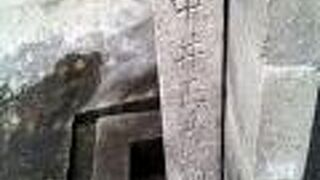 天満屋事件がここであったという石碑です。