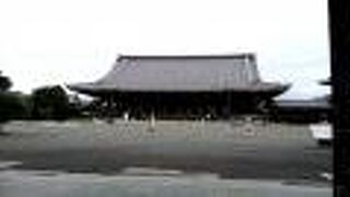 烏丸通り側に、東本願寺に入る門がありました。