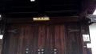 渉成園の西側にある寺院です。