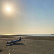滑走路の向こう側は海なので船もよく見えます。