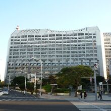 向いは沖縄県庁舎です