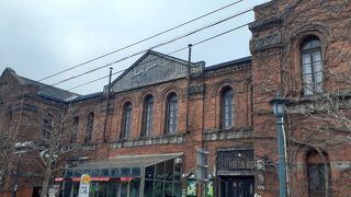 もとは郵便局。夜のライトアップもきれいでした