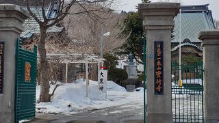 千歳坂をのぼったところにあるお寺