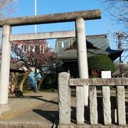 交差点にある小さな神社