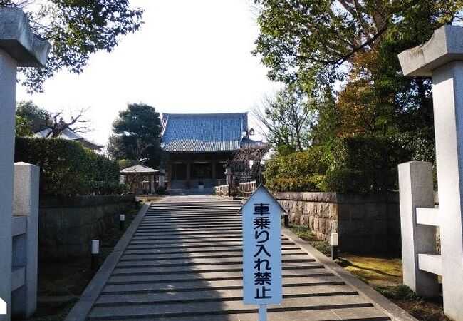 広くゆったりとした寺院
