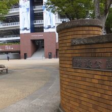 球場のある側の入口。