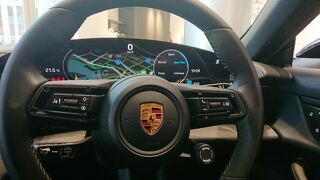 Taycan(タイカン)を見るために立ち寄りました。