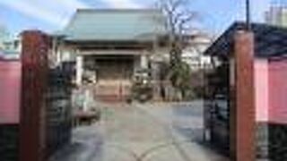 お寺を囲っている塀がピンク色