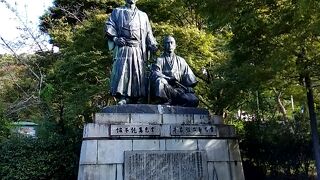 坂本龍馬と中岡慎太郎の像がありました。