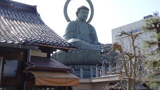 街中に現れる大仏様