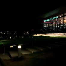 夜に浮かぶスタバ