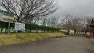 芝生広場があり眺めのよい公園