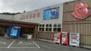 国道沿いの大型海鮮土産の店