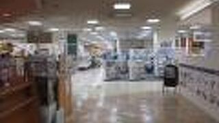 店内は暗めでした