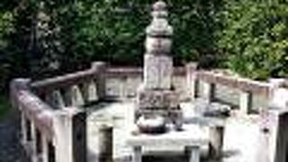 高倉天皇の寵愛を受けていた小督の局のエピソードが謡曲になったようです。その塚がありました。