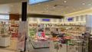 ぜひロイズ商品は直営店を見てからに！