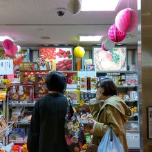 譲り合わないと通れないくらいの通路幅 ಠ_ಠ