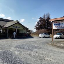 瀬峰、南方との間で、県道古川佐沼線沿いにあります。