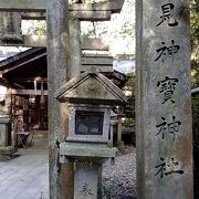 徒歩2分という案内板につられて山道を登るとこの神社がありました。