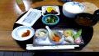 お昼時だったのですが、店内はガラガラでした。