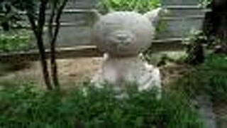 小さな子どもが大喜びしそうな可愛らしい石像が境内にありました。