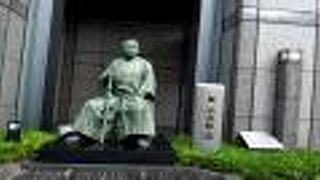 すごく立派な建物の西側にある広い遊歩道に立派な銅像が立っていました。