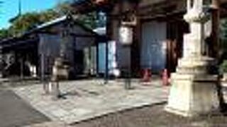 慶賀門は、鎌倉時代前期に造られた門で、国の重要文化財に指定されています。