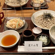 粗挽き平打ち蕎麦と春野菜