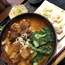 四川風の辛い牛肉刀削麺