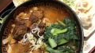 四川風の牛肉刀削麺を食べる…