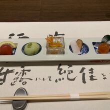 お食事は、目の前で盛り付けしていただけます