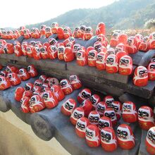 瓦から落ちそうなダルマ