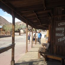 お土産屋さんが並びます。