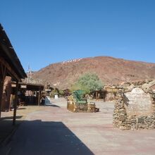 山の上にはCALICOの文字