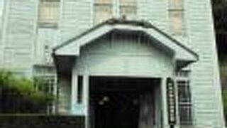 薄い水色の建物