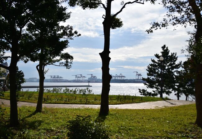 東京港や遠くには羽田空港や海ほたるが見える公園