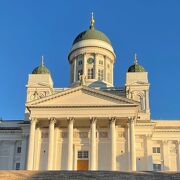 青銅と真っ白な外壁が美しいヘルシンキ大聖堂
