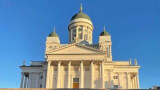 青銅と真っ白な外壁が美しいヘルシンキ大聖堂