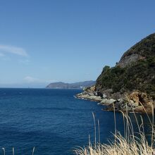 遠くに雪を冠った富士山が見える