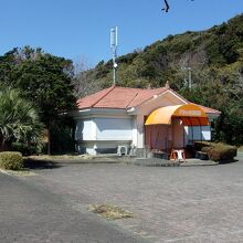 レストハウスがあるが、営業日/時間は不明。