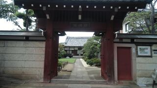 赤い山門は許された寺だけのもの