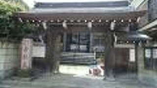 小さな境内に近代的な本堂