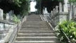 寺と寺に挟まれた坂