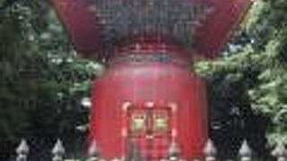 とにかくド派手な供養塔