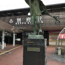 駅前の銅像です。