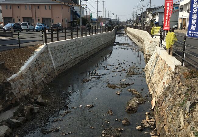 街中を流れる