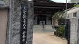 神楽坂上交差点の近くにあるお寺